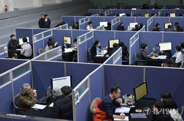 27일 오후 경기대학교 수원캠퍼스 체육관에서 열린 '경기도교육청 고1·2학년 대입진학 설명회'에서 학생과 학부모들이 1:1 대학진학상담을 하고 있다. 홍기웅기자