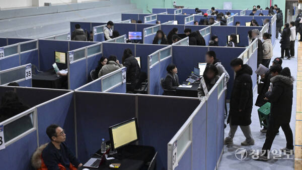 27일 오후 경기대학교 수원캠퍼스 체육관에서 열린 '경기도교육청 고1·2학년 대입진학 설명회'에서 학생과 학부모들이 1:1 대학진학상담을 하고 있다. 이번 설명회는 경기도교육청 주최로 2027학년도 대입전형의 이해와 대비 전략 등을 담은 특강과 경기도 대입진학지도 리더교사가 상담자로 참여한 1:1 대학진학상담을 중점으로 진행됐다. 홍기웅기자