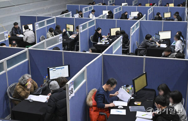 27일 오후 경기대학교 수원캠퍼스 체육관에서 열린 '경기도교육청 고1·2학년 대입진학 설명회'에서 학생과 학부모들이 1:1 대학진학상담을 하고 있다. 이번 설명회는 경기도교육청 주최로 2027학년도 대입전형의 이해와 대비 전략 등을 담은 특강과 경기도 대입진학지도 리더교사가 상담자로 참여한 1:1 대학진학상담을 중점으로 진행됐다. 홍기웅기자