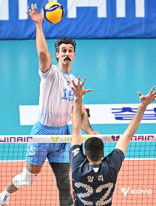 대한항공은 28일 서울 장충체육관에서 열린 2025-2026 진에어 V리그 정규시즌 3라운드 원정경기 우리카드전에서 스파이크를 시도하고 있다. KOVO 제공