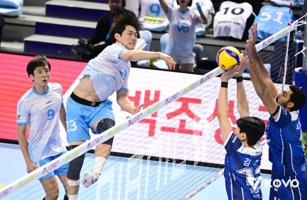 인천 대한항공 점보스의 김민재가 1일 인천 계양체육관에서 열린 2025-2026 V리그 남자부 4라운드 대전 삼성화재 블루팡스전에서 스파이크를 시도하고 있다. 한국배구연맹 제공