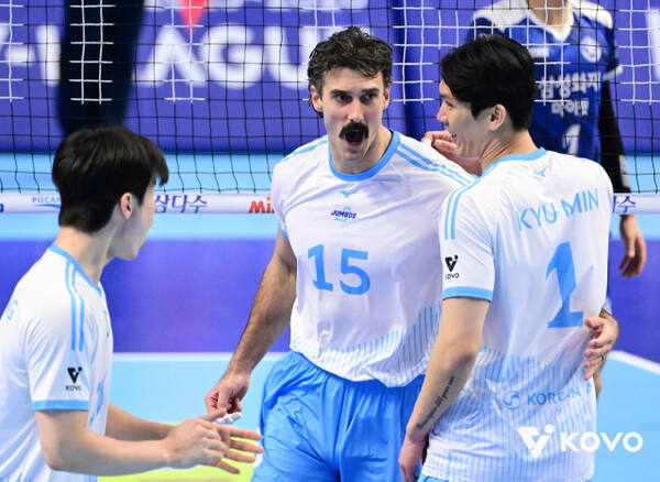 인천 대한항공 점보스 선수들이 1일 인천 계양체육관에서 열린 2025-2026 V리그 남자부 4라운드 대전 삼성화재 블루팡스전에서 득점 성공에 기쁨을 만끽하고 있다. 한국배구연맹 제공