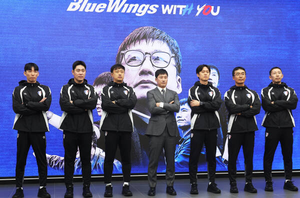 프로축구 K리그2 수원 삼성 이정효 신임 감독이 2일 경기도 수원시 권선구 도이치오토월드에서 열린 취임식에서 코치진과 포즈를 취하고 있다. 연합뉴스