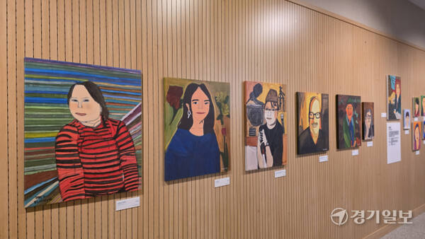 ‘중국에서 그려 온 초상使行肖像 : 순간의 기록에서 영원한 기억으로’ 특별전 전경. (왼쪽부터) 전시 4부에선 정은혜 외 발달장애 예술가 5인의 작품을 만나볼 수 있다. 이나경기자