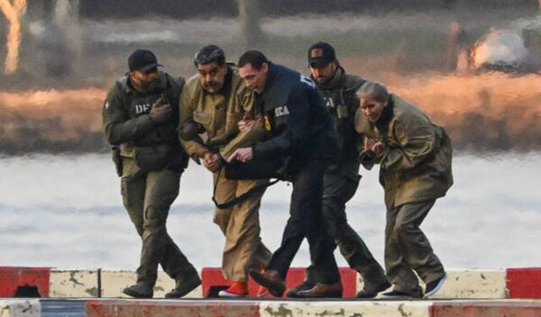 구치소에서 법정으로 강제이송되는 마두로 부부. 연합뉴스