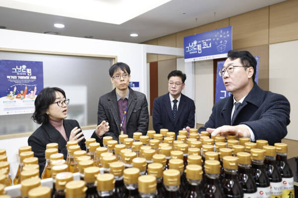 6일 오전 화성특례시 동탄동 은혜푸드뱅크에서 진행된 ‘먹거리 기본보장코너(그냥드림)’ 점검에서 정명근 시장이 직원으로부터 설명을 듣고 있다. 화성특례시 제공