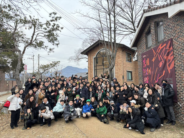 한젬마의 네이버 커뮤니티 ‘그림 엄마’ 소속 발달장애 예술가와 그들의 가족들. 그림엄마 제공