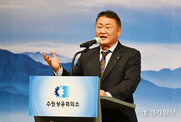 7일 오전 수원상공회의소 주최로 라마다프라자 수원호텔에서 열린 ‘2026 병오년 신년인사회’에서 김재옥 수원상공회의소 회장이 신년사를 하고 있다. 김시범기자