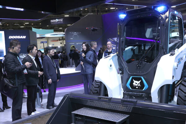 지난 2024년 CES 전시장을 찾은 고양특례시 참관단이 한 기업 부스를 방문해 설명을 듣고 있다. 고양특례시 제공