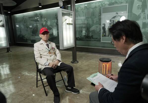 허영철씨(95)가 인천상륙작전에 참전할 당시의 기억을 말하고 있다. 인천시 제공