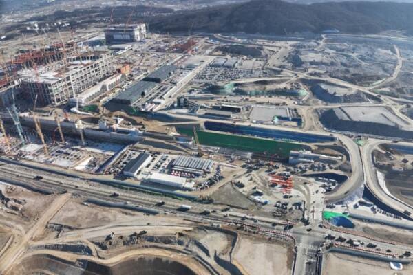 총 600조원이 투입되는 SK하이닉스 용인 클러스터의 첫 전진 기지가 외관을 갖추기 시작했다. 총 4개의 팹 가운데 선발주자인 1기 팹의 골조 공사가 한창 진행되면서 'K-반도체' 게임체인저의 윤곽이 드러나고 있다. 사진은 SK하이닉스 용인클러스터 전경. 연합뉴스