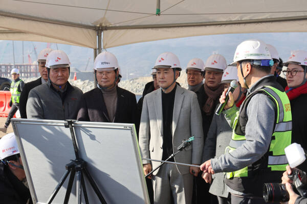 국민의힘 장동혁 대표가 9일 경기도 용인시 용인반도체클러스터 일반산업단지 공사현장을 둘러보고 있다. 연합뉴스