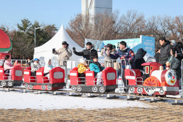 올해 8회째 맞은 의왕 왕송호수 겨울축제가 오는 16일부터 다음달 1일까지 왕송호수공원 공영주차장에서 펼쳐진다. 사진은 지난해 개최된 제7회 왕송호수 겨울축제모습. 의왕시 제공
