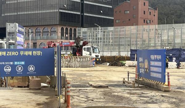 신안산선 복선전철 시흥시청 인근 5-1공구 공사현장에서 순간 최고풍속이 법정 작업 기준을 초과하는 가운데 카고크레인 공사를 강행해 물의를 빚고 있다. 김형수기자