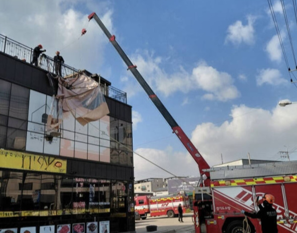 고양 일산의 한 상가에서 구조물을 제거 중인 현장 모습. 경기도소방재난본부 제공