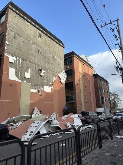 10일 오후 인천 계양구 한 빌라 외벽 마감재가 떨어져 주차된 차량 2대를 파손한 모습. 연합뉴스