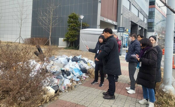 김민 단원구청장이 9일 단원구 반달섬 일원에서 생활민원 현장을 둘러보고 있다. 안산시 제공