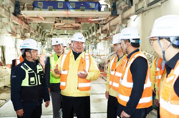 김경일 파주시장이 9일 수도권 제2순환 고속도로 2공구 한강하저터널 건설 현장을 방문해 관계자들과 이야기를 나누고 있다. 파주시 제공