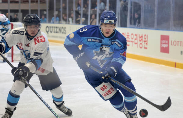 HL 안양의 김상욱(오른쪽)이 아이스하키 아시아리그서 통산 573번째 공격 포인트를 기록하며 역대 최다 포인트 보유자로 이름을 올렸다. HL 안양 제공