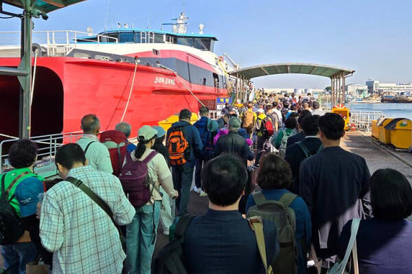 인천연안여객터미널에서 시민과 관광객들이 백령도에 가기 위해 여객선으로 걸어가고 있다. 경기일보DB