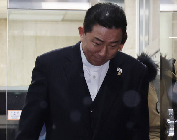 공천헌금 수수 등 각종 비위 의혹을 받는 더불어민주당 김병기 의원이 12일 서울 여의도 중앙당사에서 열린 윤리심판원 회의에 출석해 소명을 마친 뒤 당사를 나서고 있다. 연합뉴스