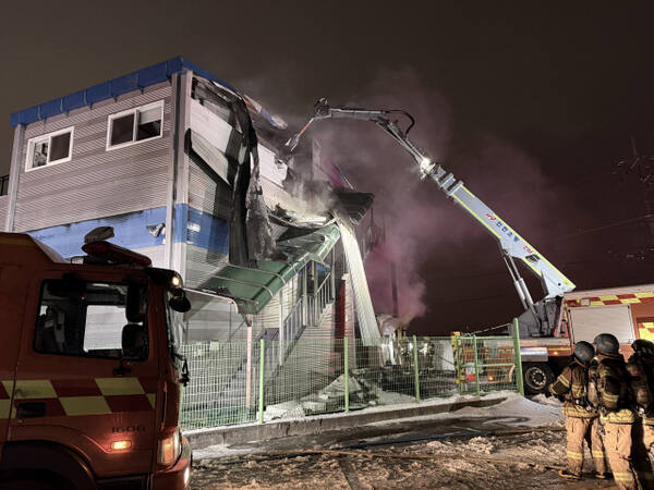 지난 12일 오후 강화 공장에 불이 난 모습. 인천소방본부 제공