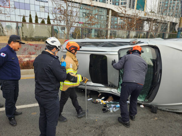 지난 12일 오전 서구에서 생긴 차량 전도사고. 인천소방본부 제공