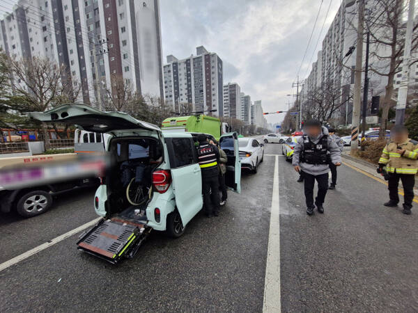 지난 12일 오후 부평구에서 생긴 차량 3중 추돌사고. 인천소방본부 제공