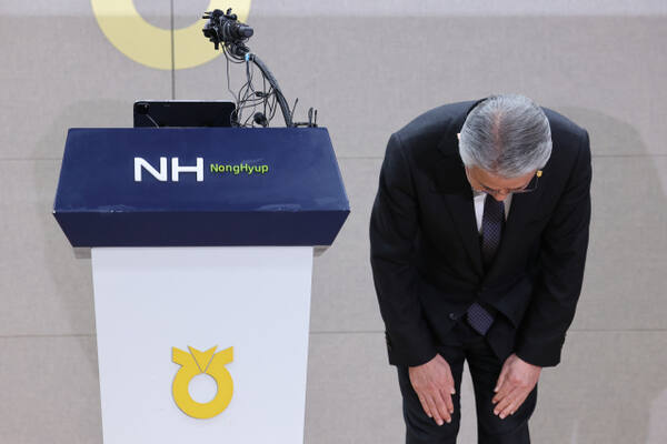 강호동 농협중앙회장이 13일 서울 중구 농협중앙회에서 농림축산식품부의 농협중앙회에 대한 특별감사 중간 결과와 관련해 대국민 사과문 발표에 앞서 인사하고 있다. 연합뉴스 제공