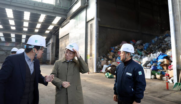 김성중 경기도 행정1부지사가 13일 평택시의 한 민간처리시설(소각, 재활용)을 찾아 폐기물 처리 현황을 점검하고 있다. 경기도 제공