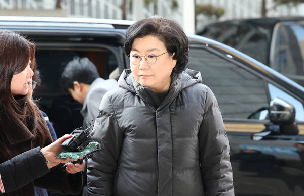 이혜훈 기획예산처 장관 후보자가 13일 서울 중구 예금보험공사에 마련된 인사청문회 준비 사무실로 출근하며 취재진의 질문을 받고 있다. 연합뉴스