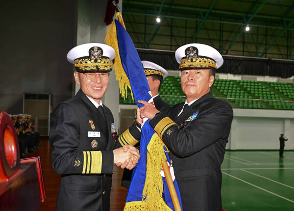 14일 오후 해군제2함대사령부 평택기지에서 열린 제32·33대 사령관 이취임식에서 이재섭 신임 사령관(우측)이 부대기를 이양받고 있다. 해군2함대 제공