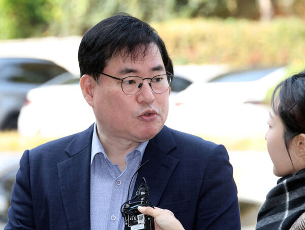 대장동 개발 비리 의혹으로 재판에 넘겨진 유동규 전 성남도시개발공사 기획본부장이 지난해 10월 31일 서울 서초구 중앙지법에서 열린 1심 선고공판에 출석하며 입장을 밝히고 있다. 연합뉴스