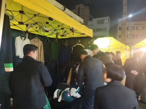 소위 ‘노란천막’이라고 불리는 서울 동대문구 ‘새빛시장’에 짝퉁을 구매하기 위해 몰린 사람들로 불야성을 이루고 있다. 관세청 제공
