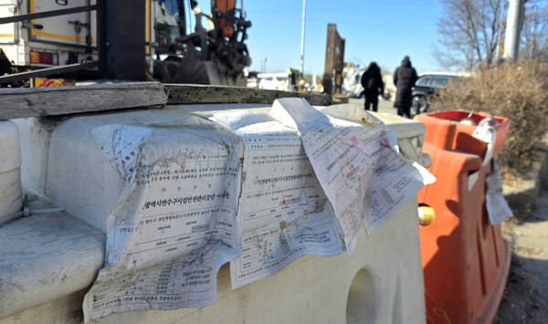 15일 오후 인천 연수구 능허대로 일대에 놓인 교통안전블록에는 최근에 붙인 견인 이동 통지서와 색이 바랜 통지서가 덕지덕지 붙어 있다. 장민재 기자