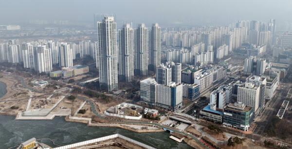 지난해 외지인들이 사들인 인천 아파트가 2만4천415가구로 2024년 2만38가구 보다 21.8% 증가했다. 이들은 주로 검단,청라, 송도 등 신도시 아파트를 매수했다. 사진은 청라국제도시 전경. 조병석 기자