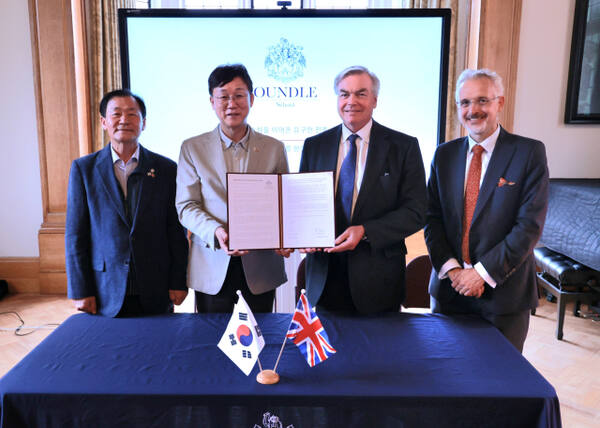 이민근 안산시장이 안산사이언스밸리지구 내 국제학교 설립을 위해 영국 온들스쿨로부터 투자의향서를 접수받고 기념촬영을 하고 있다. 안산시 제공