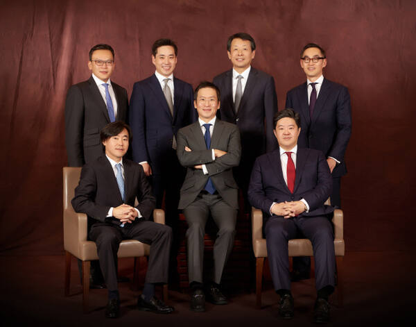 김병주(앞줄 오른쪽)회장과 MBK파트너스의 임원들. MBK파트너스 제공