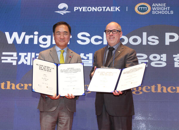 정장선 평택시장(왼쪽) 지난 15일 평택아트센터에서 열린 평택국제학교 설립·운영 협약식에서 데이빗 오버튼 미국 애니 라이트 스쿨 이사장과 협약서에 서명하고 기념촬영을 하고 있다. 평택시 제공