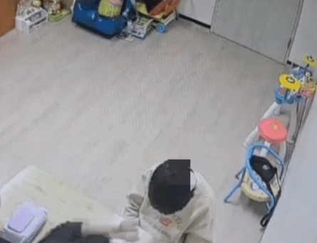 지난 2025년 12월15일 인천 남동장애인복지관에서 한 장애아동이 치료사로부터 학대당했다는 의혹이 제기되는 CCTV 화면. 연합뉴스