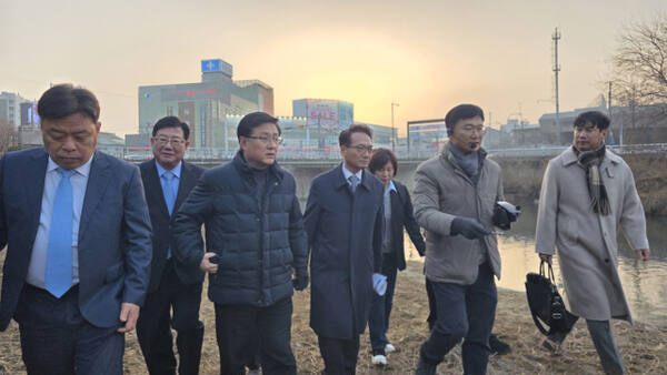 16일 더불어민주당 박선원(부평을) 국회의원과 김성환 기후에너지환경부 장관이 인천 부평구 굴포천 상류지점에서 현장점검을 하고 있다. 장민재 기자