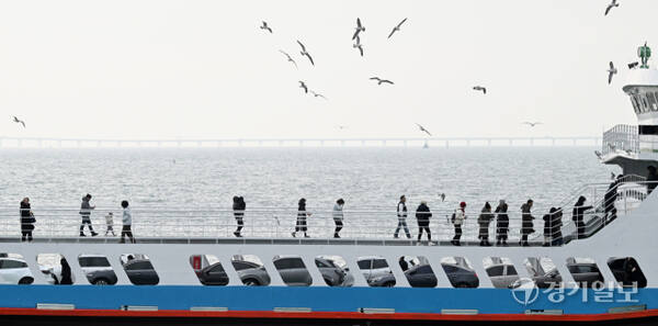 포근한 날씨를 보인 18일 인천 중구 월미도 선착장에서 나들이객들이 영종도 구읍뱃터로 향하는 유람선에 승선하고 있다.조병석기자