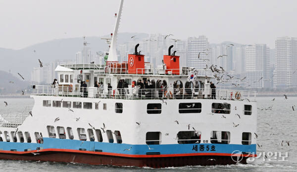 포근한 날씨를 보인 18일 인천 중구 월미도 선착장에서 영종도 구읍뱃터로 향하는 유람선에 승선한 나들이객들이 갈매기들에게 먹이를 주며 주말을 즐기고 있다. 조병석기자