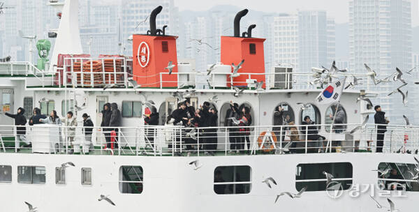 포근한 날씨를 보인 18일 인천 중구 월미도 선착장에서 영종도 구읍뱃터로 향하는 유람선에 승선한 나들이객들이 갈매기들에게 먹이를 주며 주말을 즐기고 있다. 조병석기자