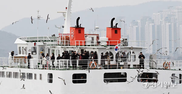 포근한 날씨를 보인 18일 인천 중구 월미도 선착장에서 영종도 구읍뱃터로 향하는 유람선에 승선한 나들이객들이 갈매기들에게 먹이를 주며 주말을 즐기고 있다. 조병석기자