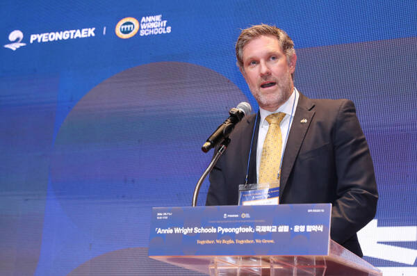 최근 평택아트센터에서 열린 고덕 국제학교 설립 협약식에서 제이크 과드놀라(Jake Guadnola) 애니 라이트 스쿨 총교장이 평택 지역 학생을 본교 장학생으로 선발·지원하겠다는 계획을 밝히고 있다. 평택시 제공