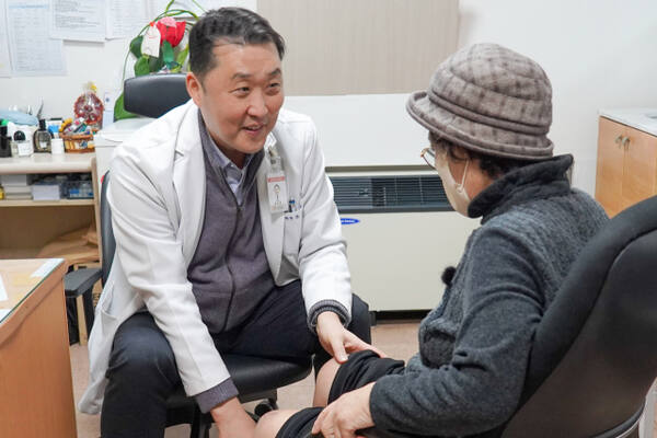 윤성환 이춘택병원장이 ‘희망나눔 캠페인’ 사업으로 무료 인공관절 수술을 진행한 어르신의 수술 경과를 살피고 있다. 이춘택병원 제공