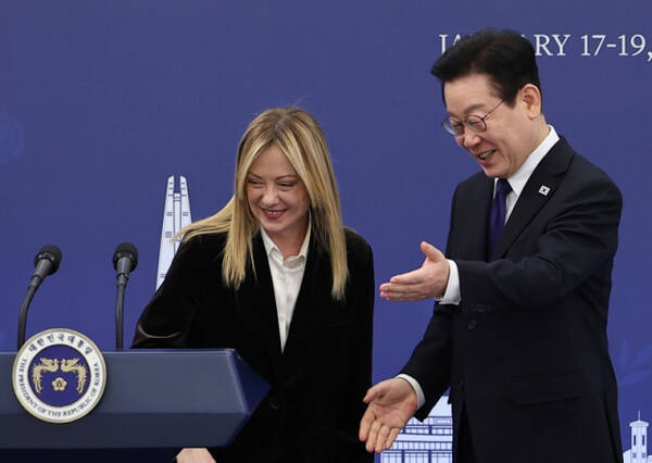 이재명 대통령과 조르자 멜로니 이탈리아 총리가 19일 청와대에서 공동언론발표 후 회견장을 나서고 있다. 연합뉴스