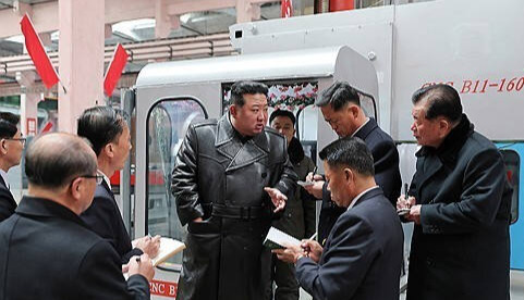 김정은 북한 국무위원장이 지난 2023년 룡성기계연합기업소를 현지지도하는 모습. [연합뉴스=조선중앙통신 자료사진. 국내에서만 사용가능. 재배포 금지. For Use Only in the Republic of Korea. No Redistribution] nkphoto@yna.co.kr [2023.11.27 송고]
