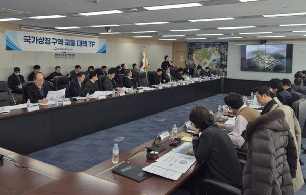 행복청이 21일 국가상징구역 조성에 따른 교통수요 증가에 선제적으로 대응하기 위해 국가상징구역 교통 대책 TF 킥오프 회의를 개최하고 있는 모습. 행복청 제공